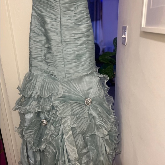 Elegant evening gown - Picture 2 of 3